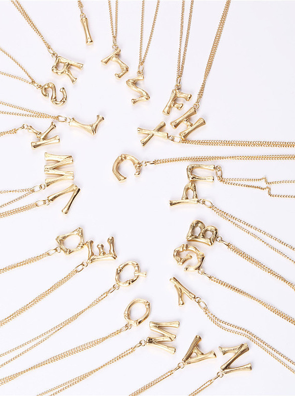 Collares de titanio con letras simplistas chapadas en oro