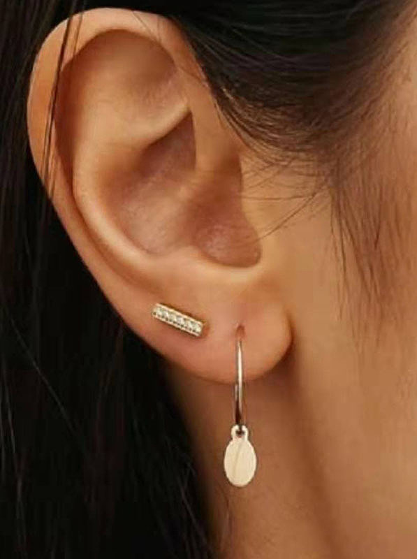 Titane avec clip rond simpliste plaqué or sur boucles d'oreilles