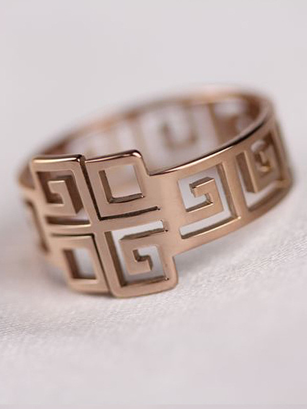 Noble Hollow Pattern Fashion Ring