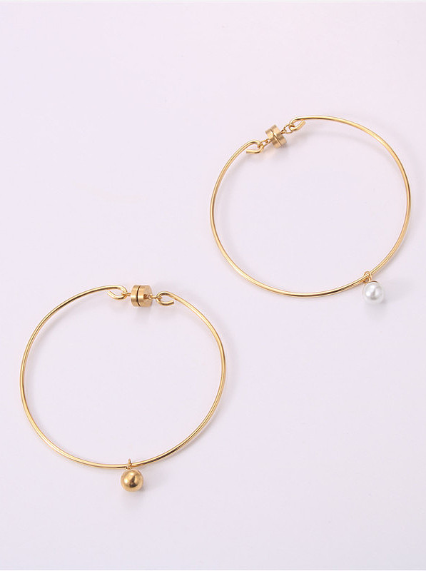 Titane avec bracelets ronds simplistes plaqués or