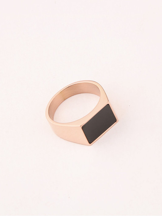 Einfacher Ring mit rechteckiger Geometrie aus schwarzem Kleber