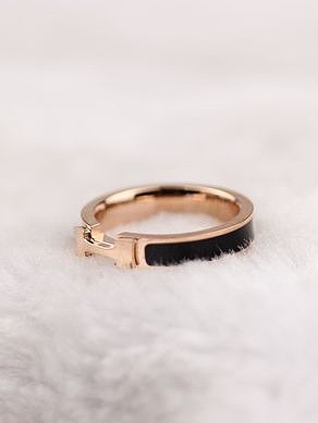 Mode glatter Ring aus schwarzer Emaille