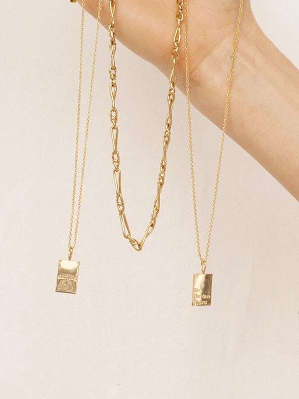 Collier pendentif géométrique minimaliste lettre en acier titane