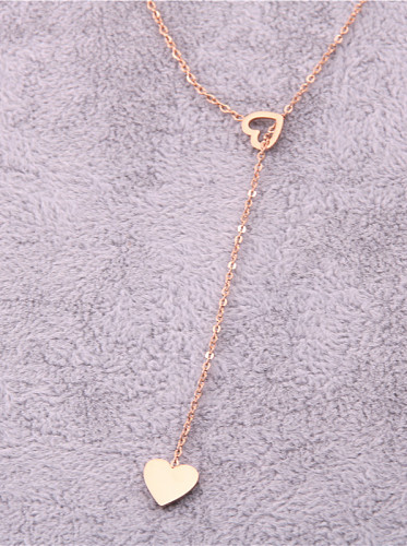 Titanio con collar de medallón hueco de corazón simplista chapado en oro