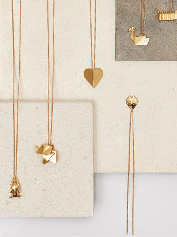 Titan mit vergoldeten schlichten glatten geometrischen Halsketten