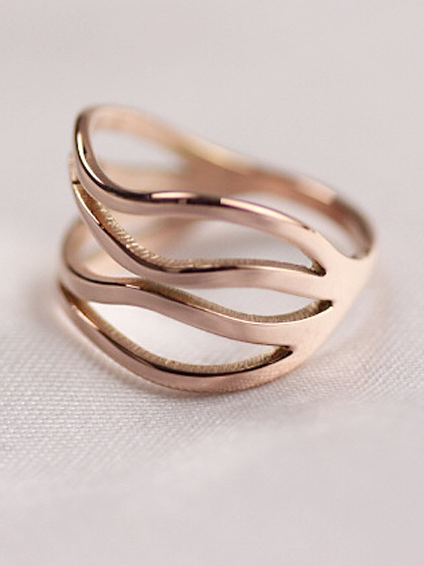 Rosévergoldeter Ring mit unregelmäßigen Linien