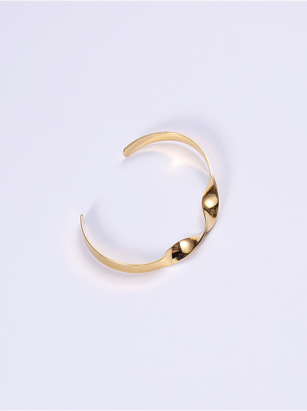 Brazaletes irregulares de tamaño libre de titanio con personalidad chapada en oro