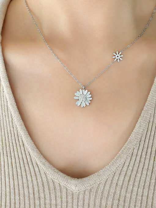 Collar minimalista de flor de circonita cúbica de acero titanio