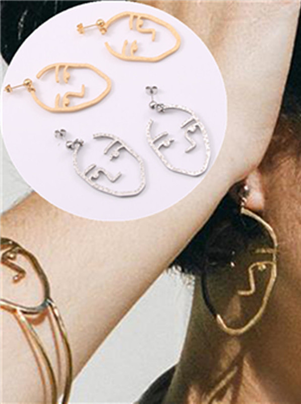 Boucles d'oreilles pendantes en titane avec visage abstrait de personnalité plaqué or