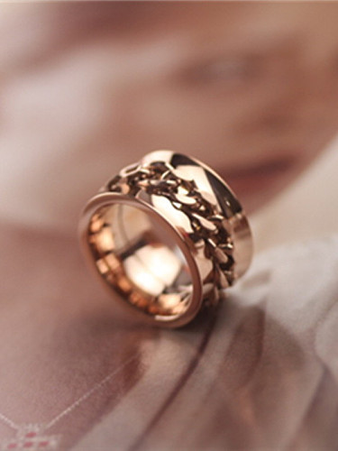 Übertriebener Ring mit glatter Titankette