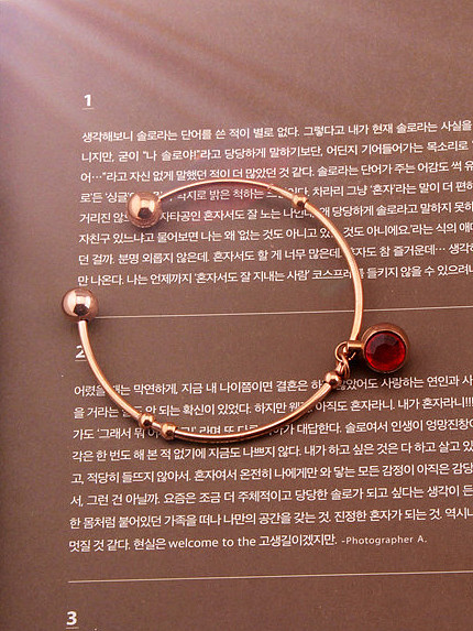 Red Stone Opening Fashion Bangle