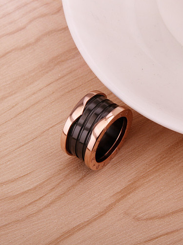 Ring aus schwarzer, rosévergoldeter Keramik