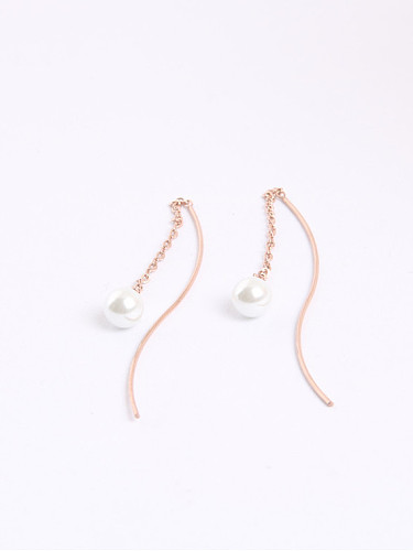 Belles boucles d'oreilles en ligne de perles artificielles