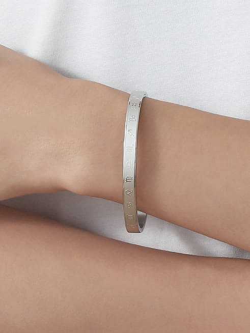 Bracelet minimaliste en acier au titane avec numéro émaillé