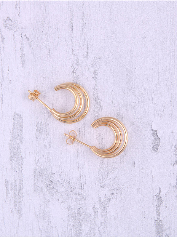 Boucles d'oreilles à tige en titane avec anneaux multiples simplistes plaqués or
