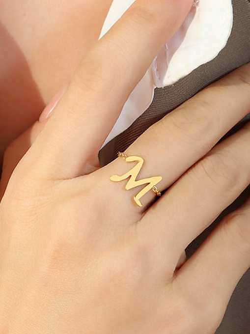 Anillo de banda minimalista con letras de acero y titanio