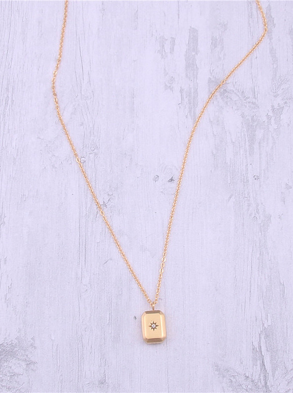 Titane avec colliers géométriques lisses simplistes plaqués or