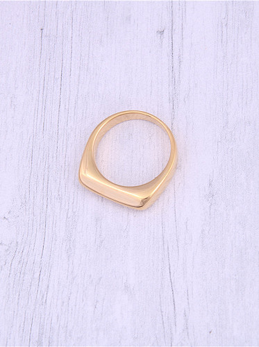 Titane avec anneaux géométriques simplistes plaqués or
