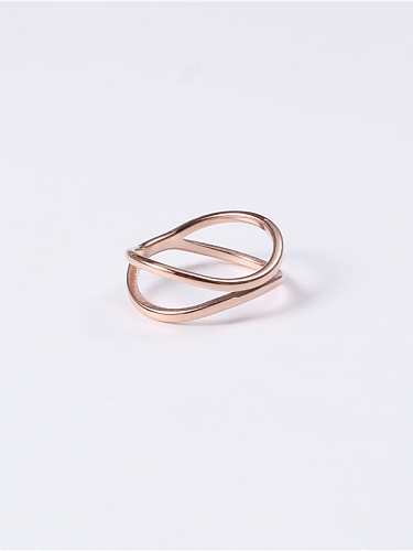 Anillo midi minimalista irregular hueco de titanio