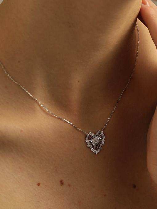 Collar delicado de corazón de circonita cúbica de plata de ley 925