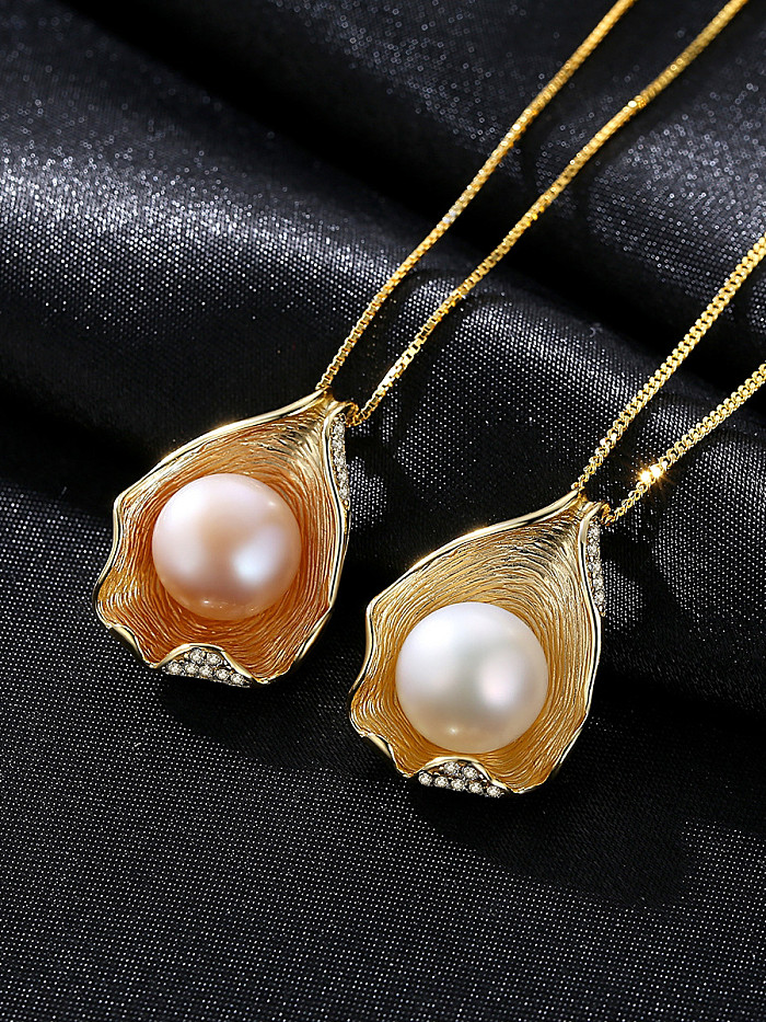 Collier en or avec perles d'eau douce en forme de coquillage en argent pur