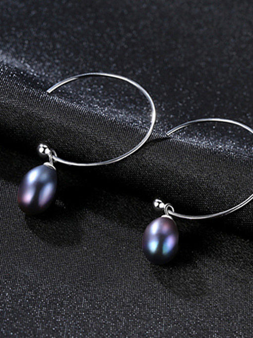 Minimalistische Ohrringe aus Sterlingsilber mit Süßwasserperlen