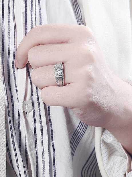 خاتم رجالي من الفضة الإسترليني عيار 925 مرصع بحجر الزركونيا بتصميم هندسي أنيق