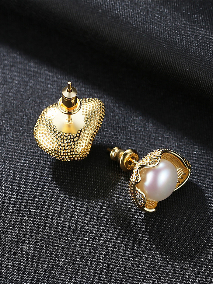 Brinco de ouro de pérola de água doce com design de concha de prata pura