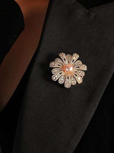 Luxuriöse Brosche mit Zirkonia-Blume aus Messing