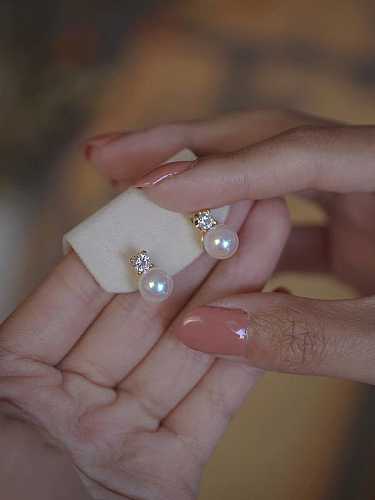 Arete minimalista geométrico con perla de imitación de latón