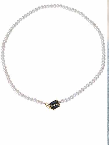 Collar vintage geométrico de perlas de agua dulce de latón