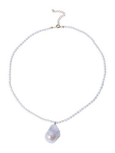Collier minimaliste irrégulier en perles d'eau douce en laiton