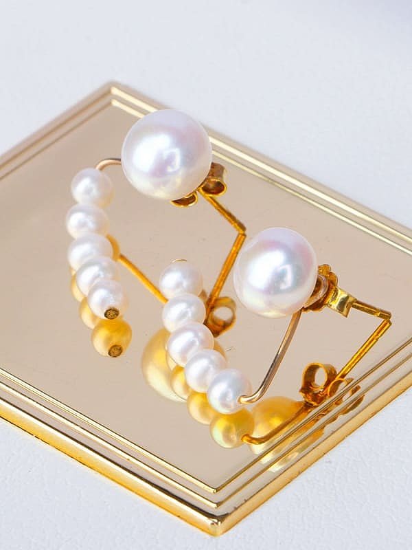 Aretes minimalistas geométricos con perla de agua dulce de latón