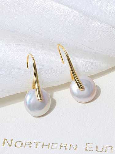 Aretes minimalistas geométricos con perla de agua dulce de latón
