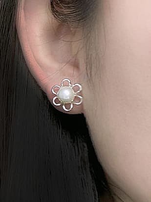 Boucles d'oreilles minimalistes en laiton avec perle d'eau douce et fleur