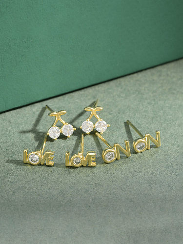 Boucles d'oreilles minimalistes en laiton avec zircon cubique et lettre
