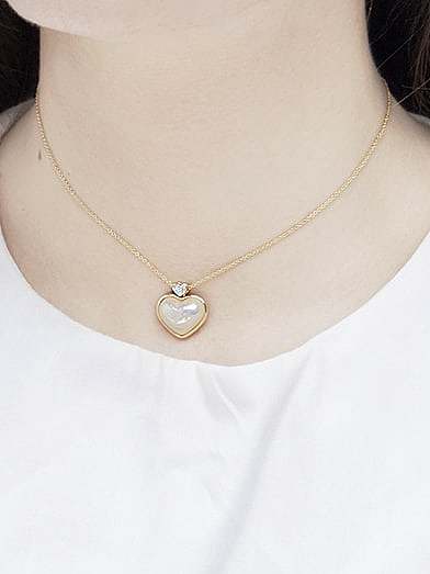 Collar minimalista geométrico de perla de concha de imitación de latón
