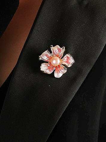 Broche de flor de esmalte de perla de imitación de latón