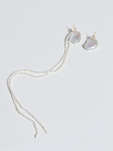 Arete colgante minimalista con borla asimétrica de perla de agua dulce de latón