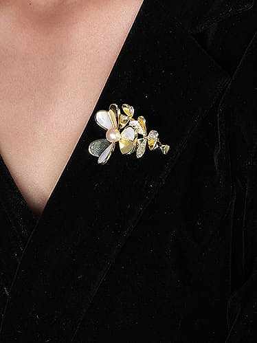 Broche de tendencia de flor de trébol de perla de agua dulce de circonita cúbica de latón