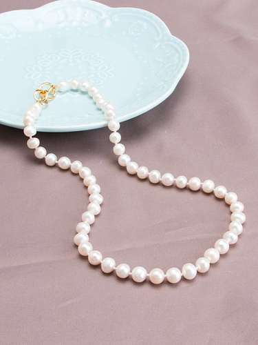 Runde, minimalistische, lange Halskette mit Süßwasserperlen aus Messing