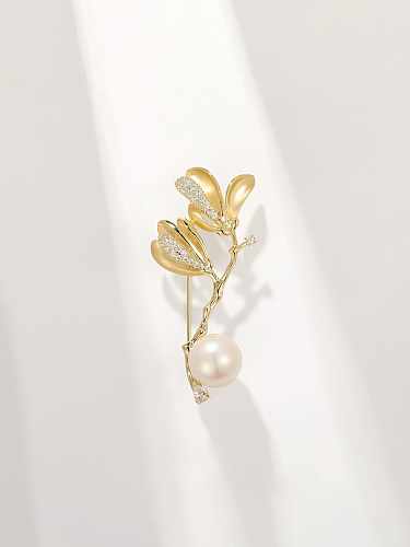 Broche delicado de flor de pérola de água doce de latão