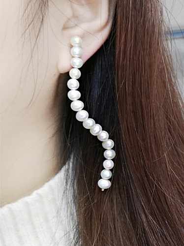 Boucle d'oreille longue en forme de S minimaliste avec perle d'eau douce en cuivre