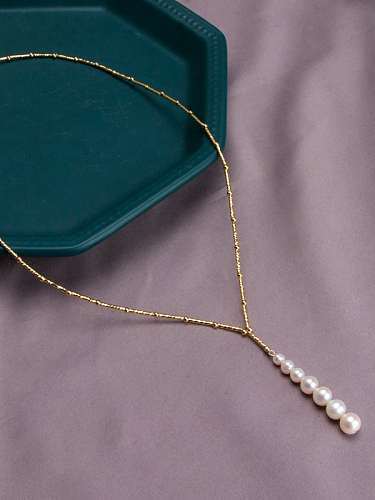 Geometrische minimalistische Lariat-Halskette aus Süßwasserperlen aus Messing
