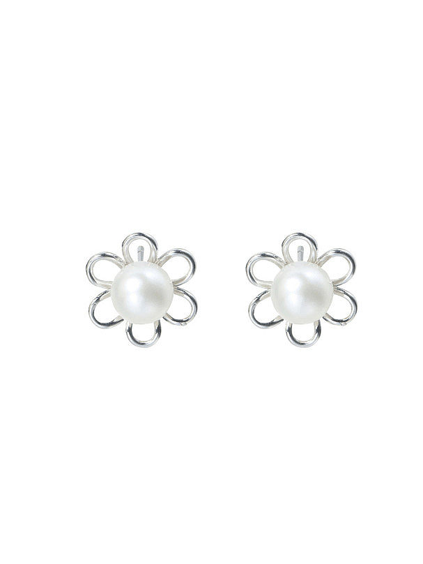 Aretes minimalistas de latón con flor de perla de agua dulce