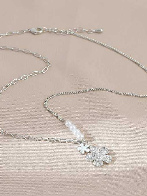 Zierliche Halskette mit Zirkonia-Blume aus Messing