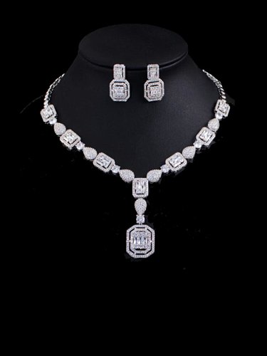 Set mit geometrischen Ohrringen und Halsketten aus Messing mit Cubic Zirkonia