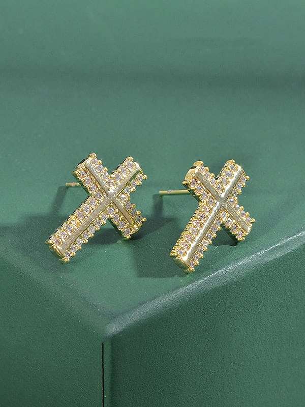 Conjunto de brincos de tachas minimalistas com cruz de zircônia cúbica de latão