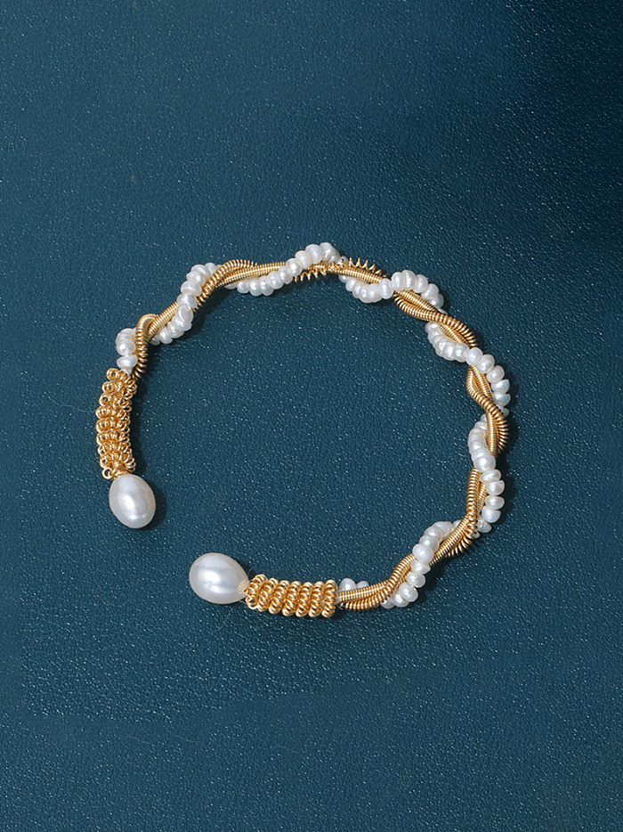 Bracelet manchette minimaliste irrégulier en laiton avec perle d'eau douce