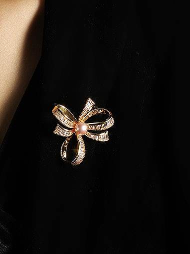 Broche luxuoso de flor de zircônia cúbica de latão